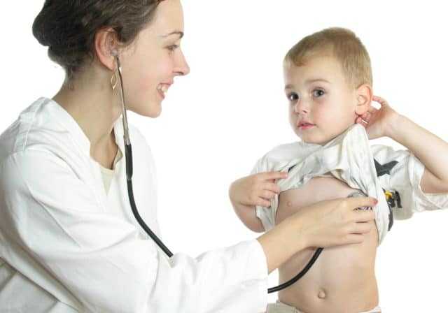 осмотр ребенка врачом